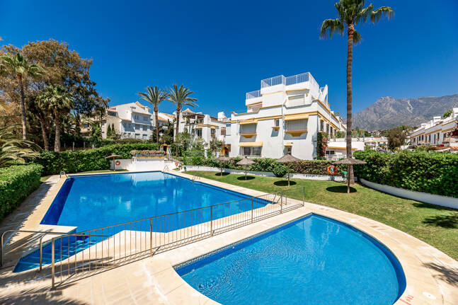 Casa adosada en primera línea de playa con licencia turística en la Milla de Oro de Marbella