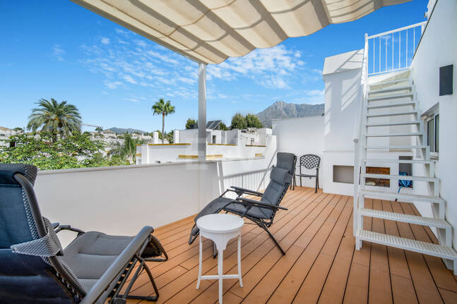 Casa adosada en primera línea de playa con licencia turística en la Milla de Oro de Marbella