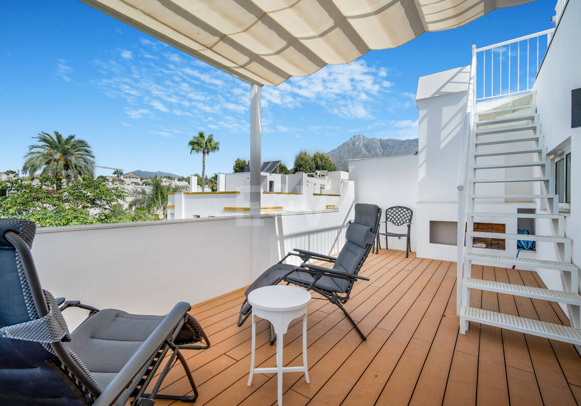 Casa adosada en primera línea de playa con licencia turística en la Milla de Oro de Marbella