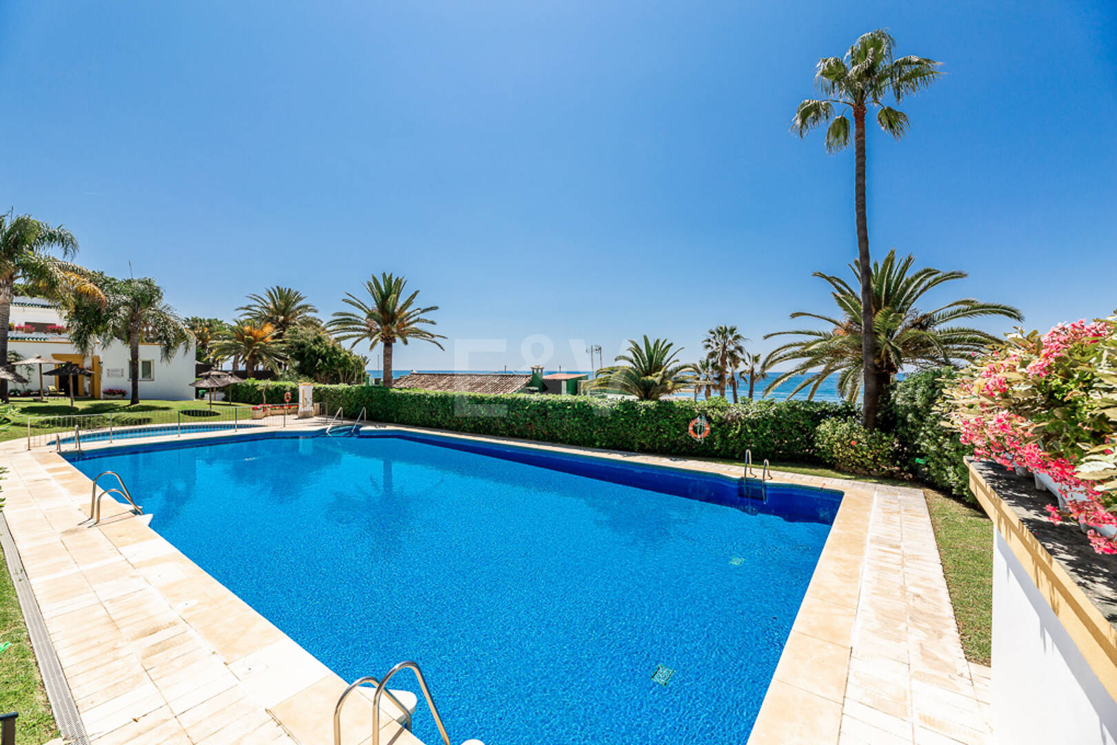 Casa adosada en primera línea de playa con licencia turística en la Milla de Oro de Marbella