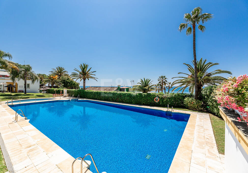 Casa adosada en primera línea de playa con licencia turística en la Milla de Oro de Marbella