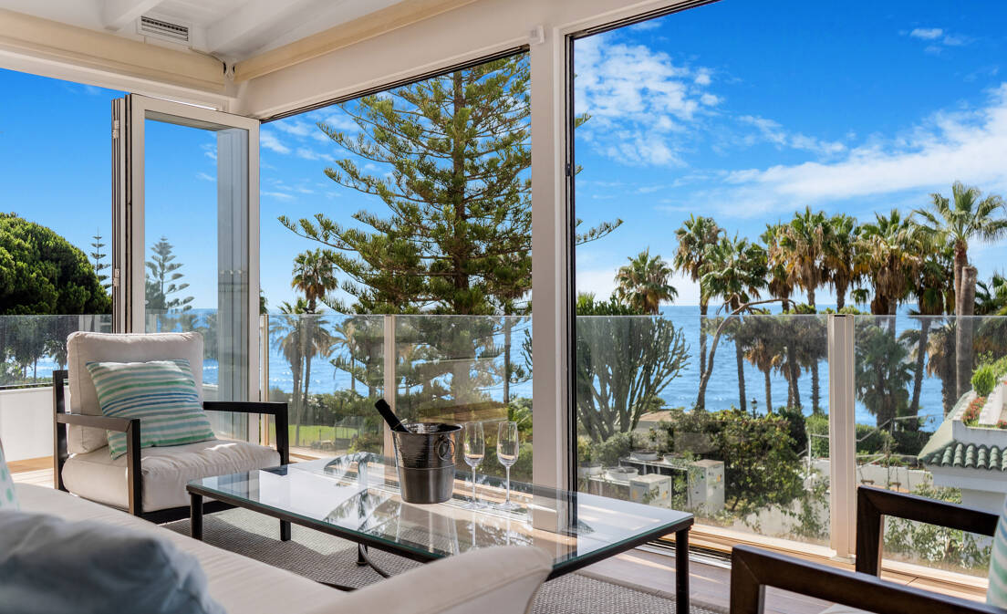 Situé directement sur le front de mer à MarbellaMar, l'une des communautés les plus désirables de Marbella, cette élégante maison...