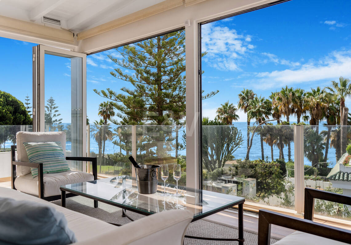 Casa adosada en primera línea de playa con licencia turística en la Milla de Oro de Marbella