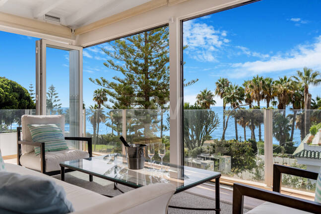 Casa adosada en primera línea de playa con licencia turística en la Milla de Oro de Marbella