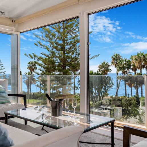 Casa adosada en primera línea de playa con licencia turística en la Milla de Oro de Marbella