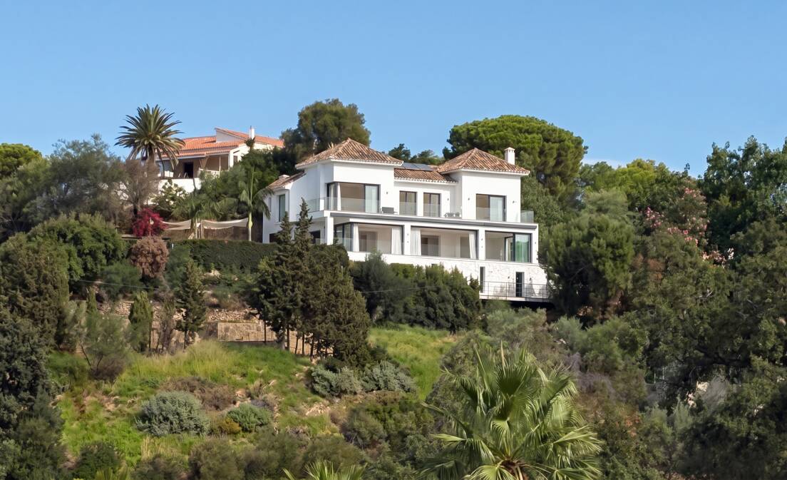 Ta wyjątkowa, siedmiopokojowa willa znajduje się w pozycji wzniesionej w Elvirii, Marbella East, i oferuje nowoczesną architekturę, wyrafinowane wnętrza i...