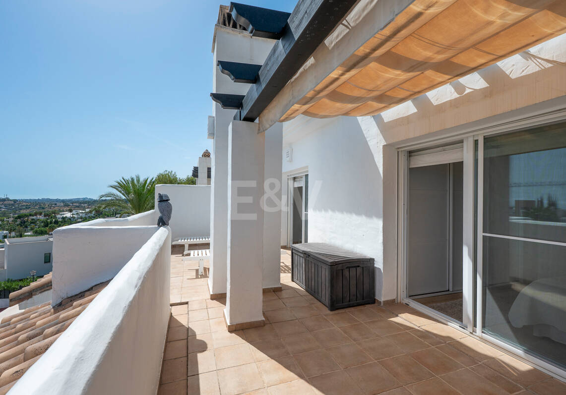 Penthouse Duplex avec vue panoramique imprenable sur la mer en communauté fermée à Nueva Andalucía
