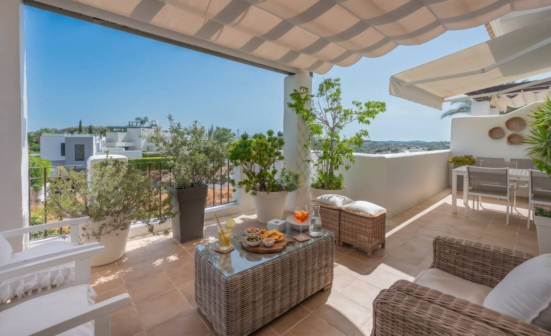 Am Ende einer ruhigen Sackgasse im Herzen von Nueva Andalusías prestigeträchtigem Golf Valley in Marbella gelegen, vereint diese vollständig renovierte,...