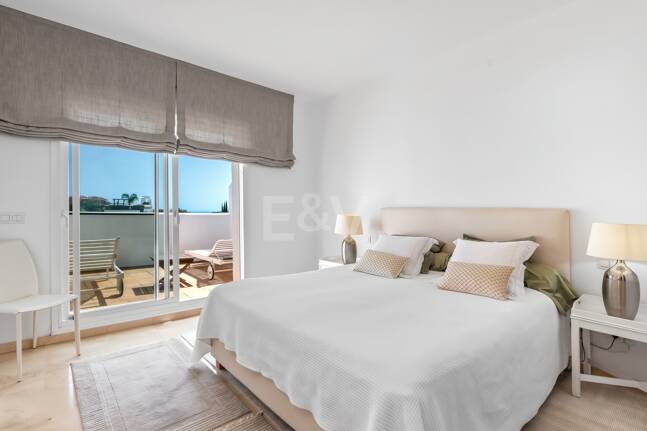 Penthouse Duplex avec vue panoramique imprenable sur la mer en communauté fermée à Nueva Andalucía