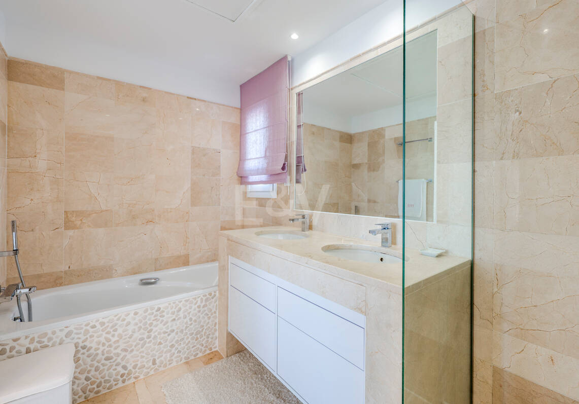 Penthouse Duplex avec vue panoramique imprenable sur la mer en communauté fermée à Nueva Andalucía
