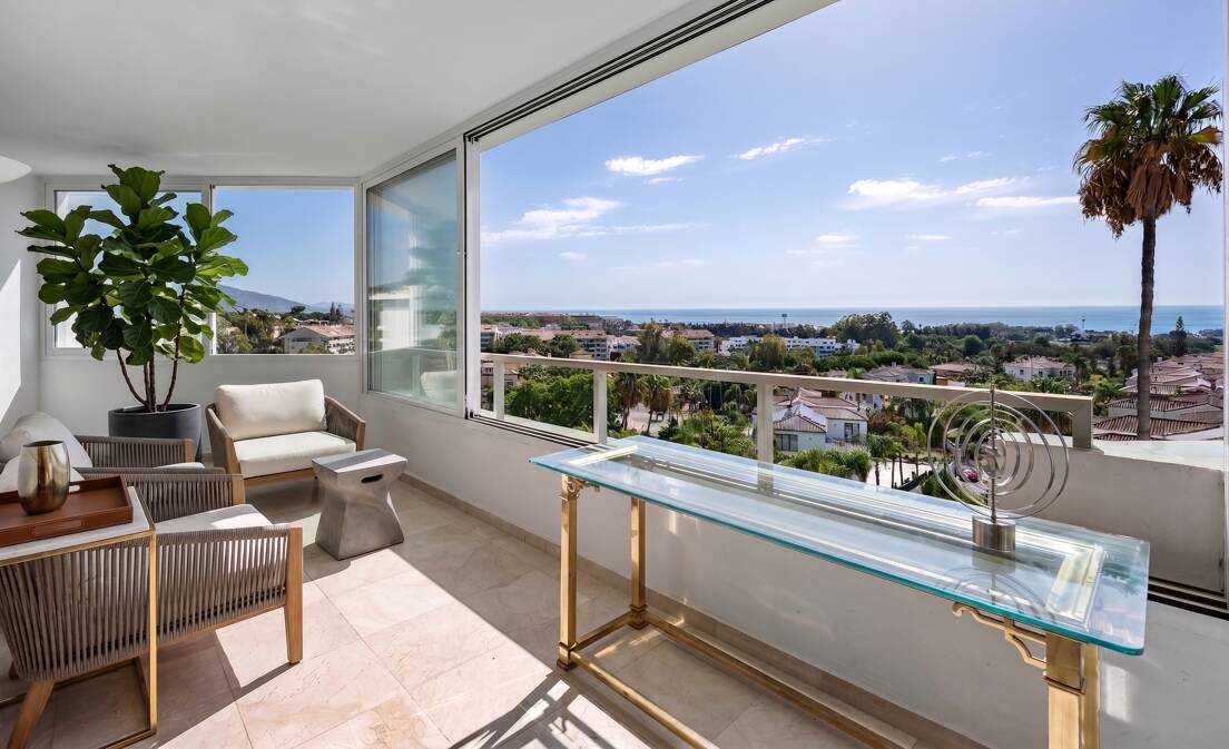 Situé dans le quartier résidentiel surélevé de Guadalmina Alta, cet appartement de trois chambres bénéficie d'une position de golf en...