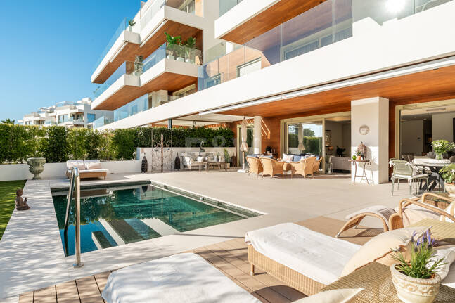 Maisonette-Gartenwohnung mit 4 Schlafzimmern & privatem Pool in Benalus