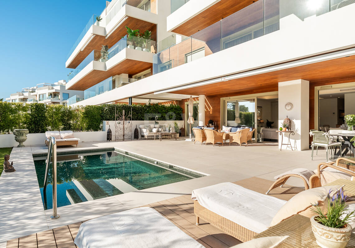 Maisonette-Gartenwohnung mit 4 Schlafzimmern & privatem Pool in Benalus
