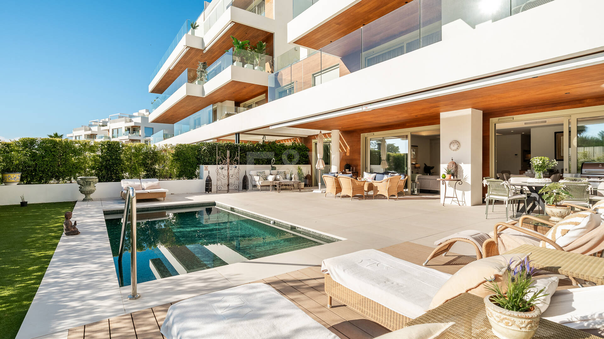 Maisonette-Gartenwohnung mit 4 Schlafzimmern & privatem Pool in Benalus