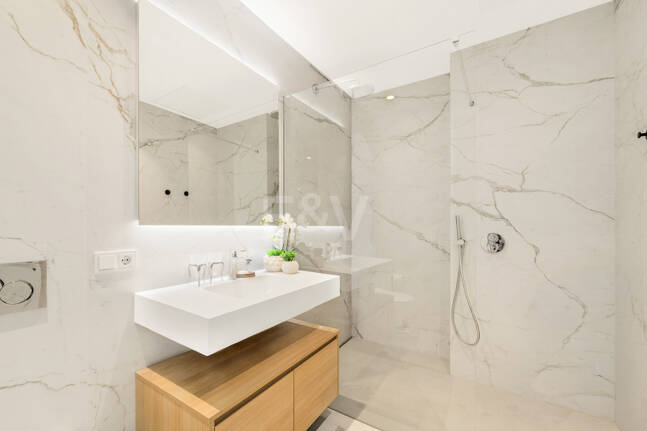 Maisonette-Gartenwohnung mit 4 Schlafzimmern & privatem Pool in Benalus