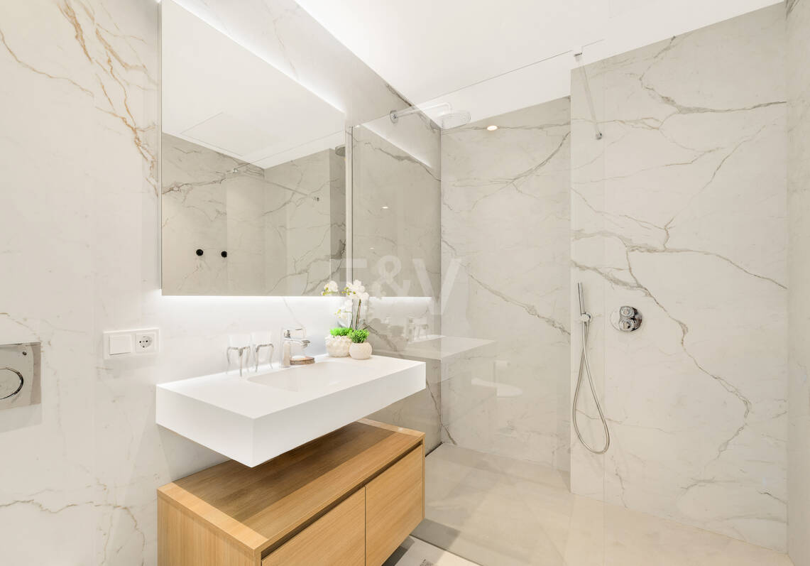 Maisonette-Gartenwohnung mit 4 Schlafzimmern & privatem Pool in Benalus