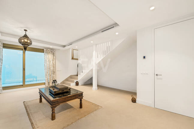 Maisonette-Gartenwohnung mit 4 Schlafzimmern & privatem Pool in Benalus