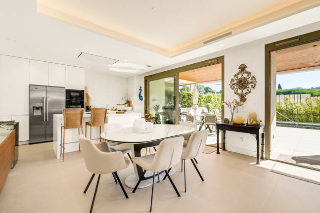 Maisonette-Gartenwohnung mit 4 Schlafzimmern & privatem Pool in Benalus