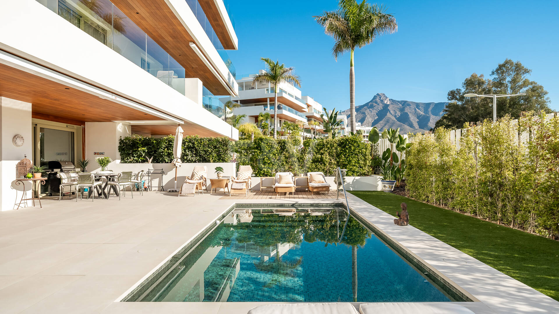 Maisonette-Gartenwohnung mit 4 Schlafzimmern & privatem Pool in Benalus