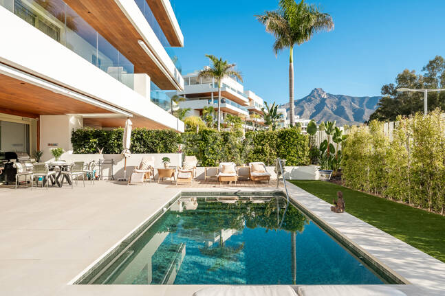 Maisonette-Gartenwohnung mit 4 Schlafzimmern & privatem Pool in Benalus