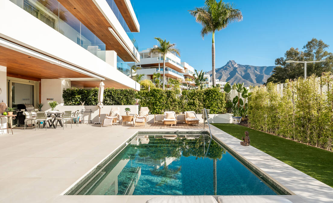 Un excepcional apartamento dúplex de cuatro dormitorios con jardín y piscina privada, situado en la exclusiva comunidad cerrada de Benalus,...