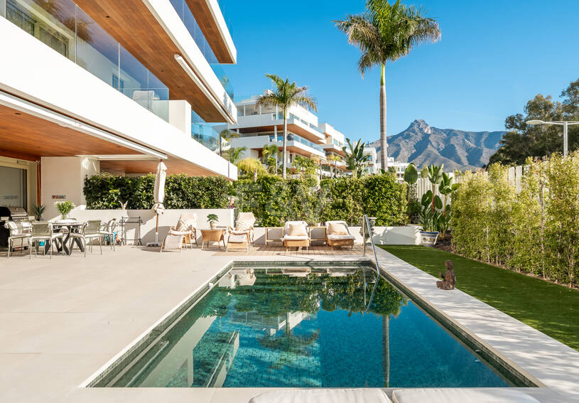 Maisonette-Gartenwohnung mit 4 Schlafzimmern & privatem Pool in Benalus