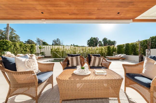 Maisonette-Gartenwohnung mit 4 Schlafzimmern & privatem Pool in Benalus