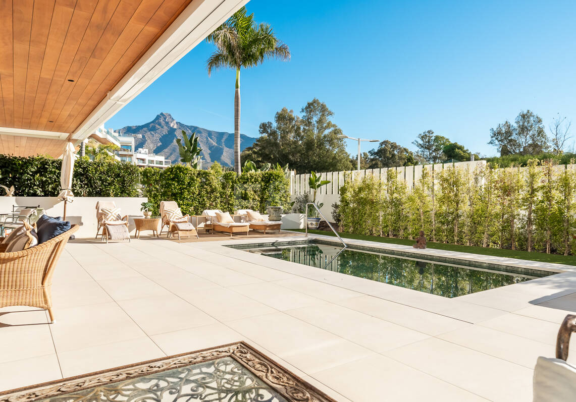 Maisonette-Gartenwohnung mit 4 Schlafzimmern & privatem Pool in Benalus