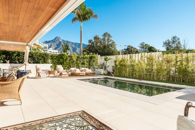 Maisonette-Gartenwohnung mit 4 Schlafzimmern & privatem Pool in Benalus