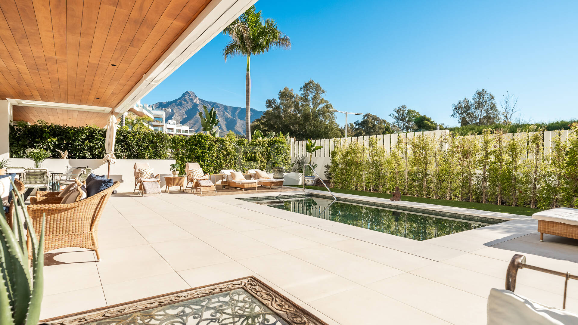Maisonette-Gartenwohnung mit 4 Schlafzimmern & privatem Pool in Benalus