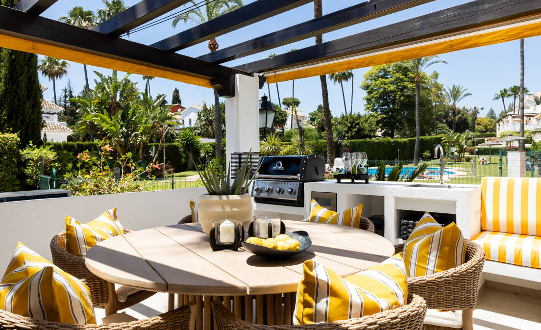 Located in the prestigious gated community of Aldea Blanca, Nueva Andalucía, this beautifully modernized three-bedroom apartment combines Mediterranean charm with...