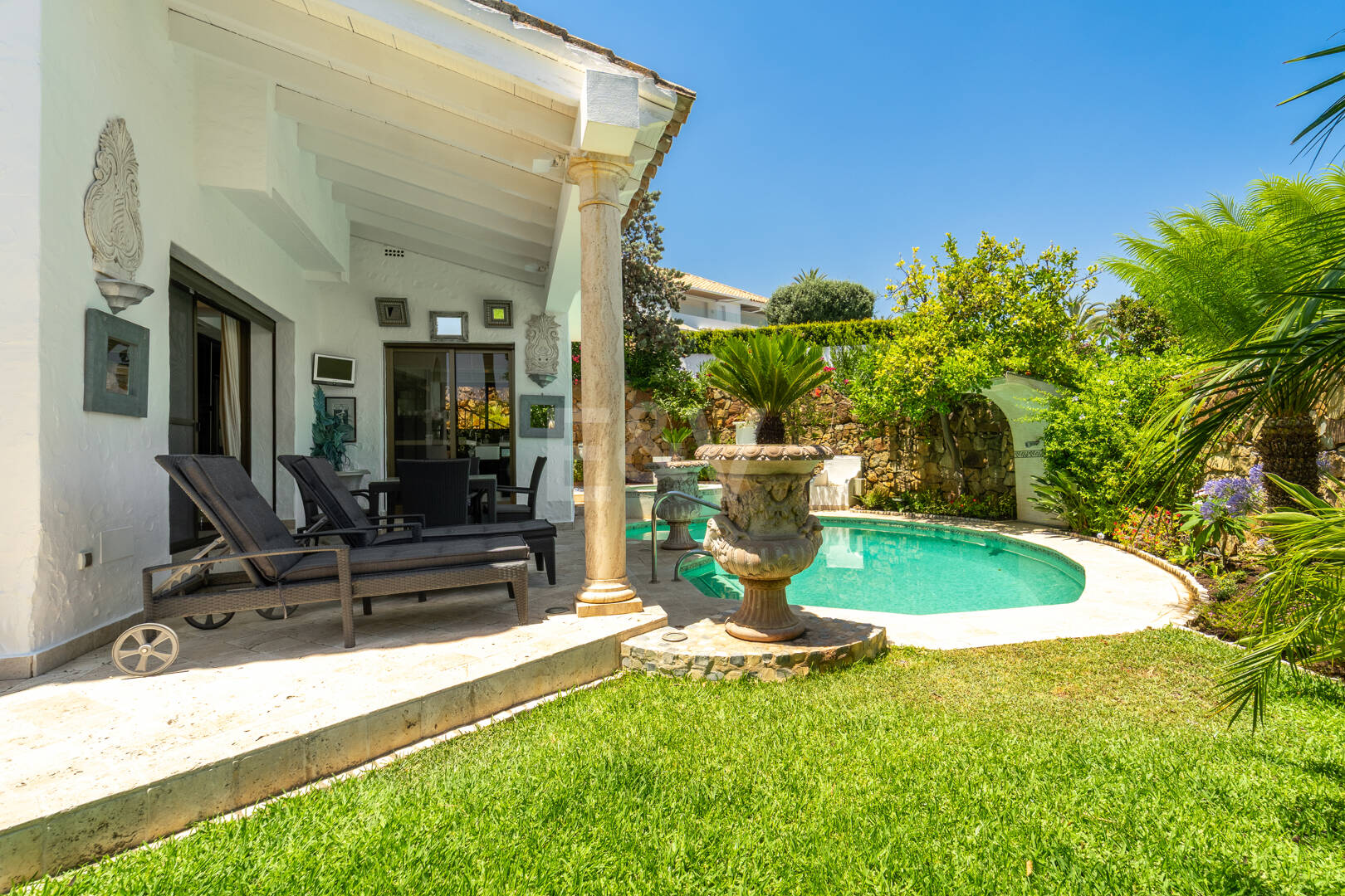 Modernisierte Doppelhaushälfte mit privatem Pool in El Ancón Sierra, Marbellas Goldener Meile