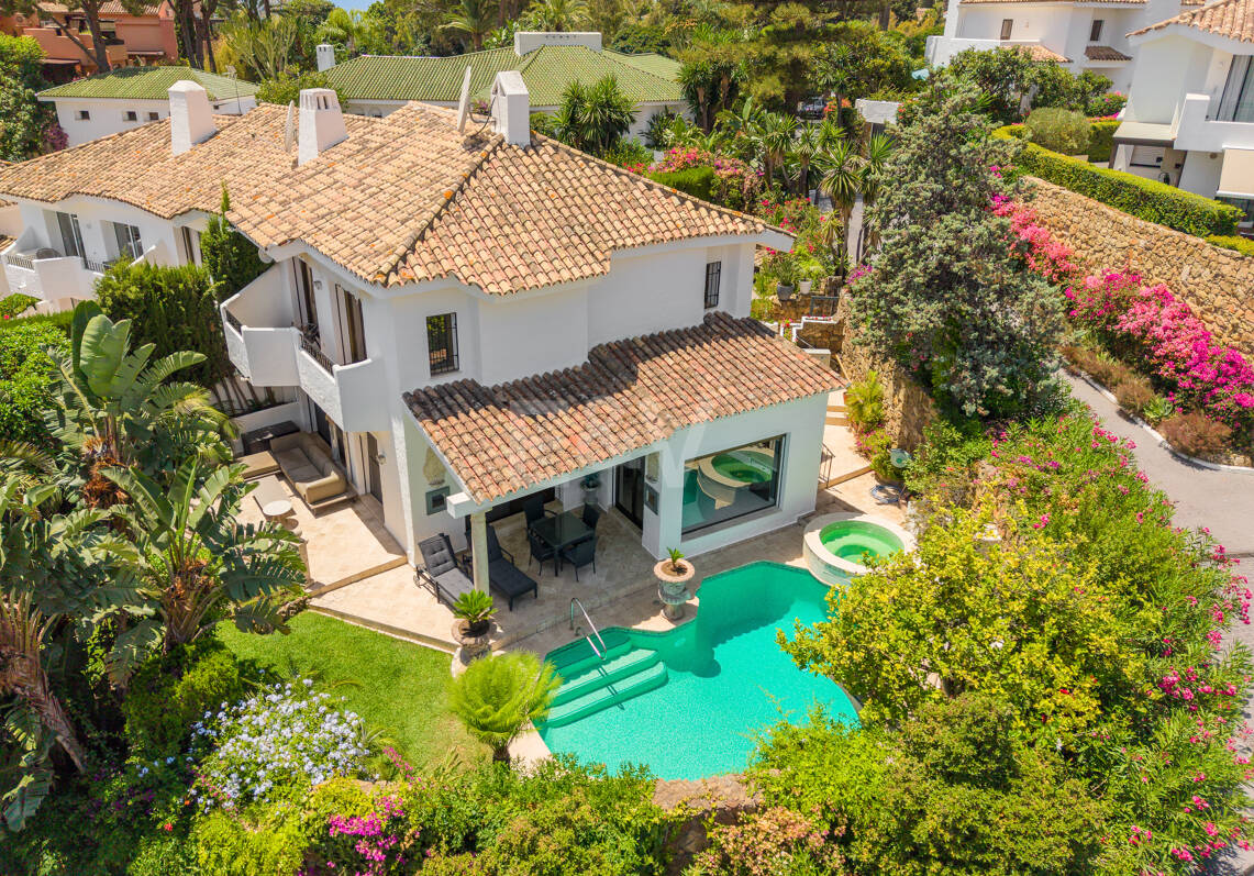 Modernisierte Doppelhaushälfte mit privatem Pool in El Ancón Sierra, Marbellas Goldener Meile