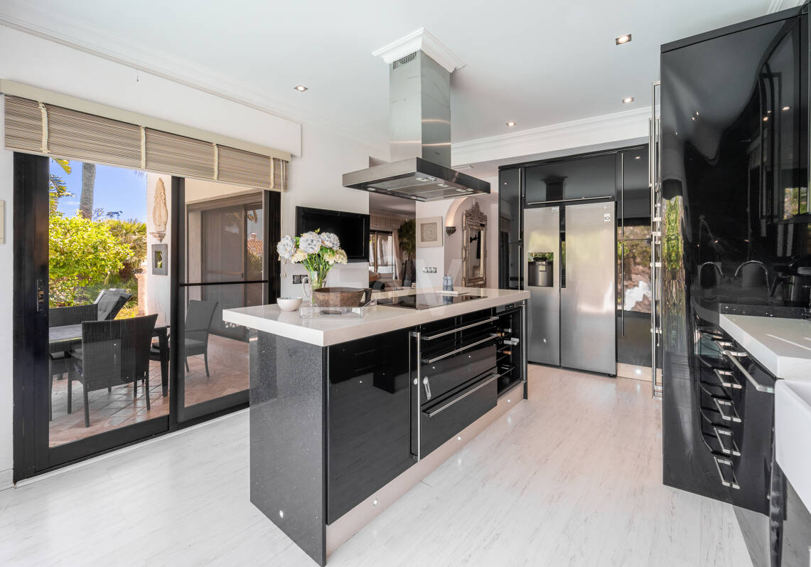 Modernisierte Doppelhaushälfte mit privatem Pool in El Ancón Sierra, Marbellas Goldener Meile