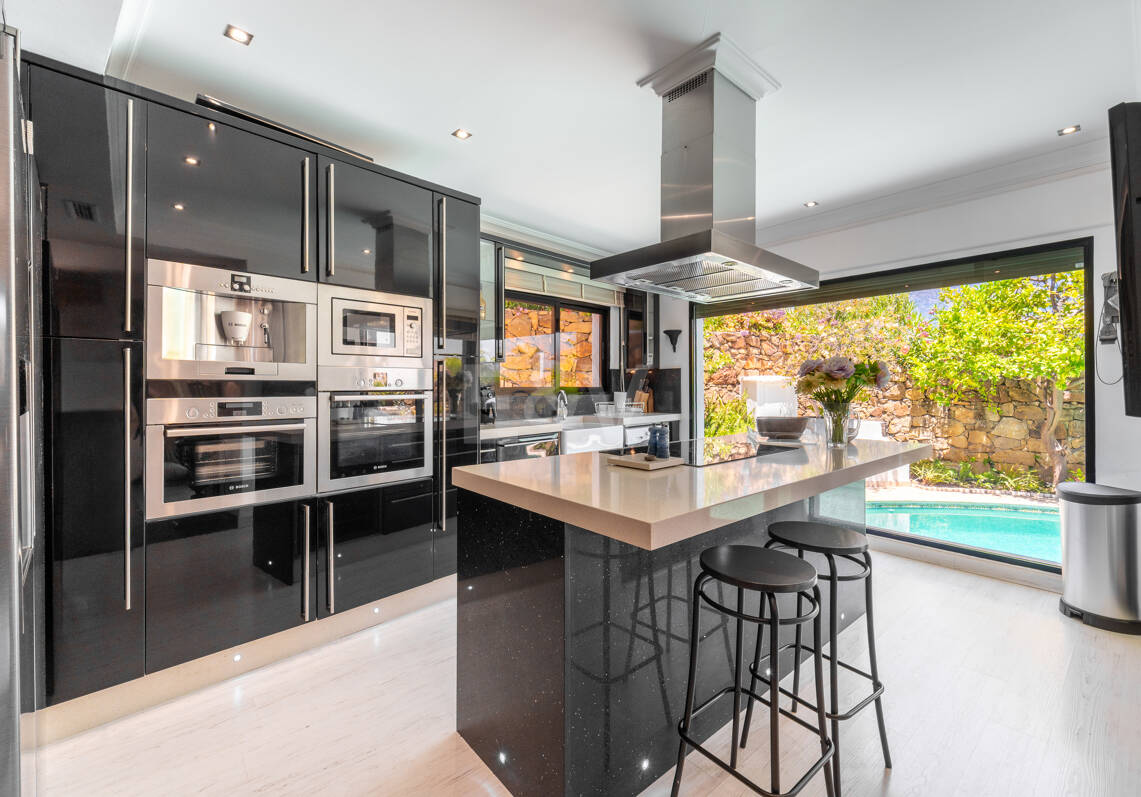 Modernisierte Doppelhaushälfte mit privatem Pool in El Ancón Sierra, Marbellas Goldener Meile