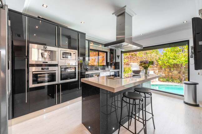 Modernisierte Doppelhaushälfte mit privatem Pool in El Ancón Sierra, Marbellas Goldener Meile