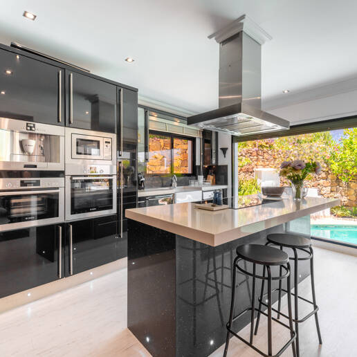 Modernisierte Doppelhaushälfte mit privatem Pool in El Ancón Sierra, Marbellas Goldener Meile