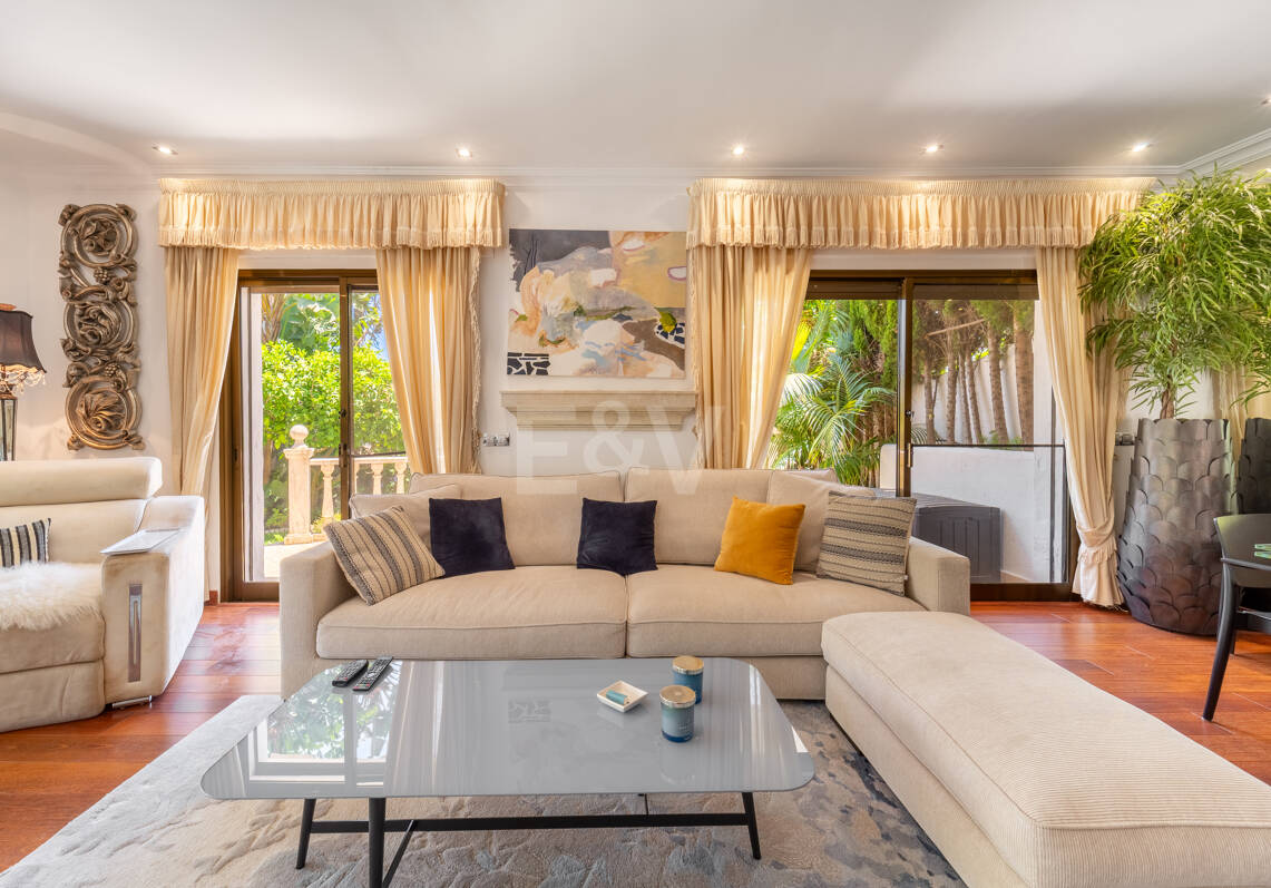Modernisierte Doppelhaushälfte mit privatem Pool in El Ancón Sierra, Marbellas Goldener Meile
