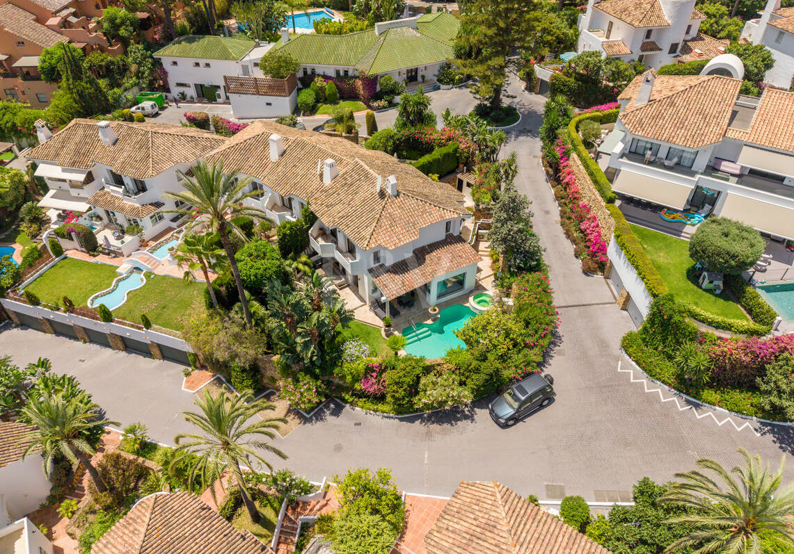 Modernisierte Doppelhaushälfte mit privatem Pool in El Ancón Sierra, Marbellas Goldener Meile