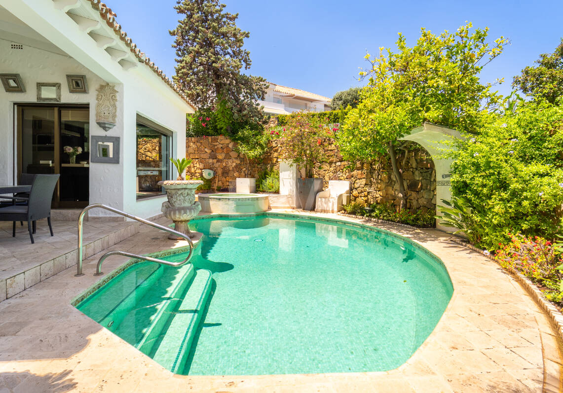Modernisierte Doppelhaushälfte mit privatem Pool in El Ancón Sierra, Marbellas Goldener Meile