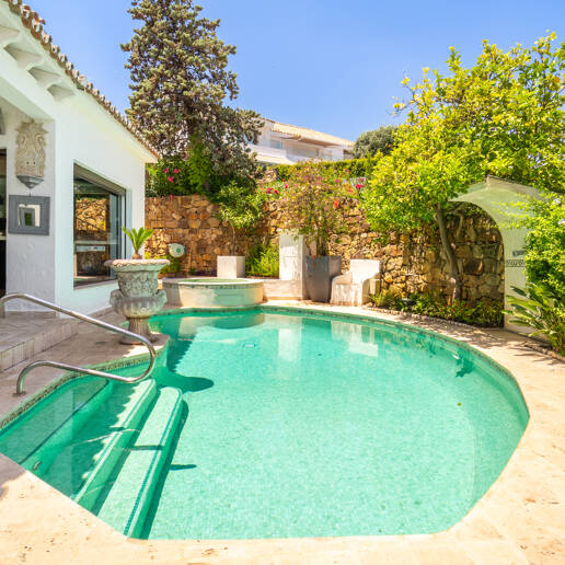 Modernisierte Doppelhaushälfte mit privatem Pool in El Ancón Sierra, Marbellas Goldener Meile