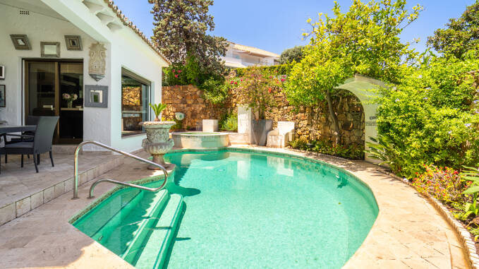 Villa adosada modernizada con piscina privada en El Ancón Sierra, Milla de Oro de Marbella