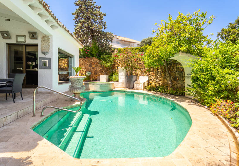 Modernisierte Doppelhaushälfte mit privatem Pool in El Ancón Sierra, Marbellas Goldener Meile