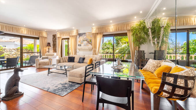 Villa adosada modernizada con piscina privada en El Ancón Sierra, Milla de Oro de Marbella