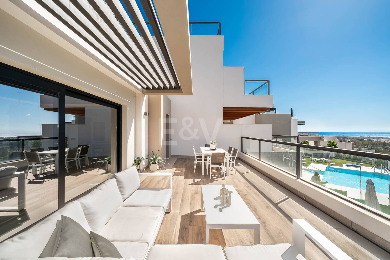 Penthouse de luxe de style contemporain avec vue panoramique sur la mer à Nueva Andalucía