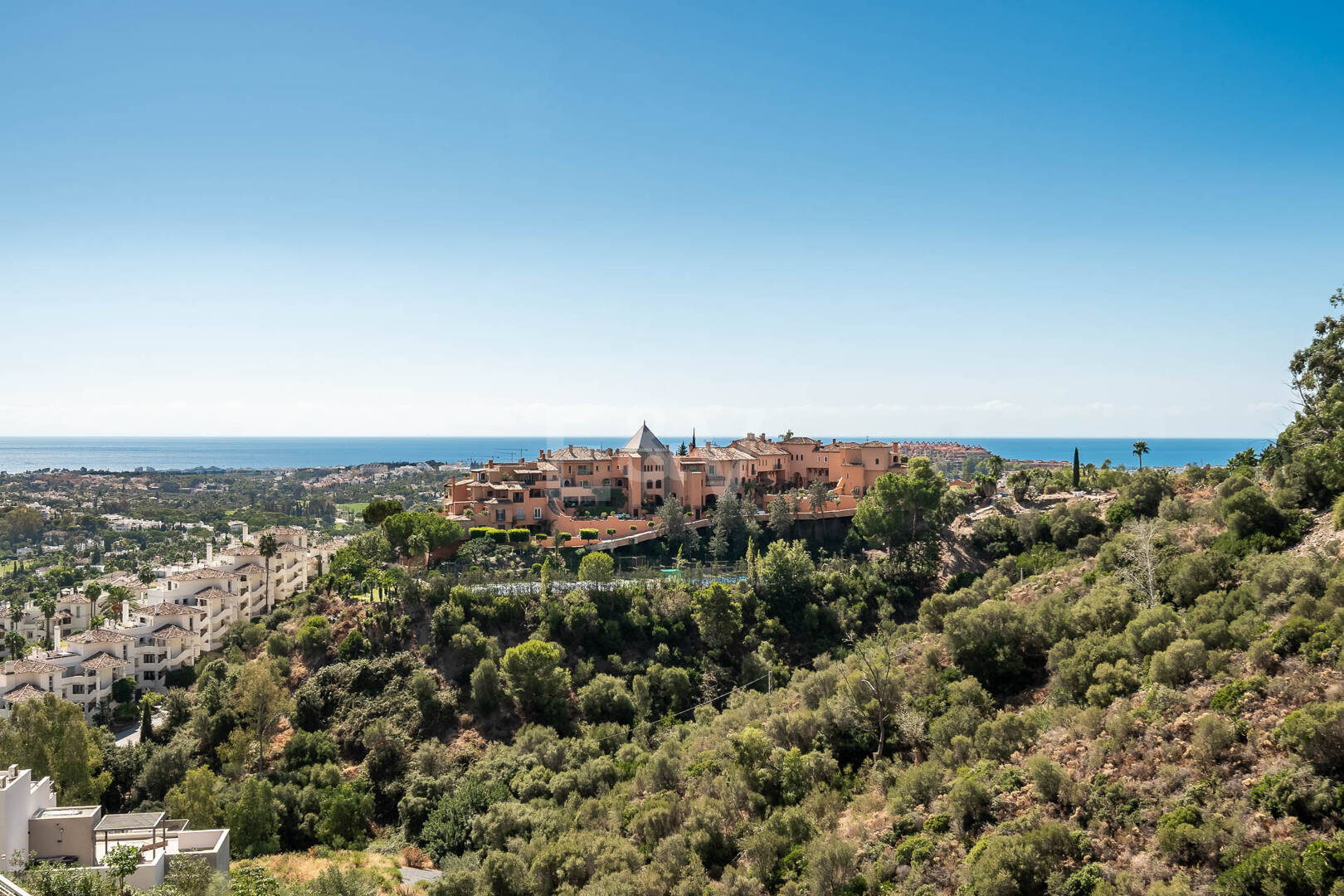 Penthouse de luxe de style contemporain avec vue panoramique sur la mer à Nueva Andalucía