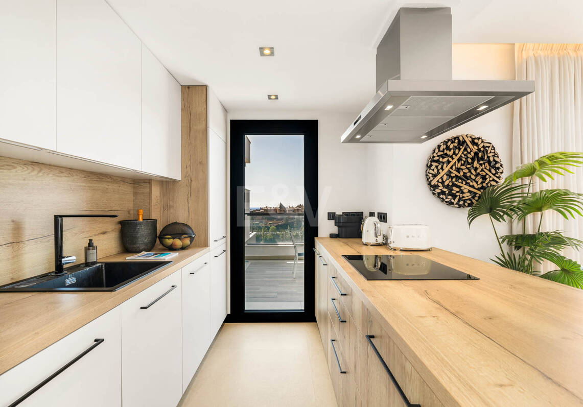 Penthouse de luxe de style contemporain avec vue panoramique sur la mer à Nueva Andalucía