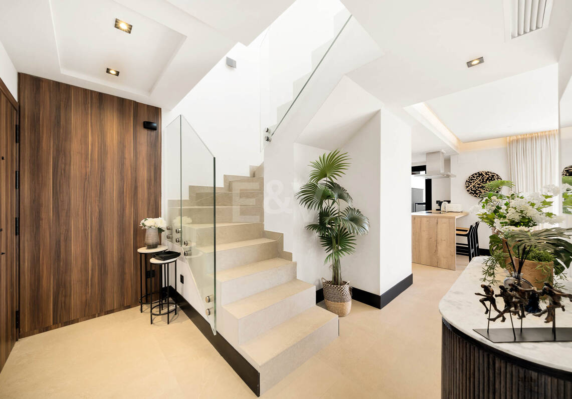Penthouse de luxe de style contemporain avec vue panoramique sur la mer à Nueva Andalucía