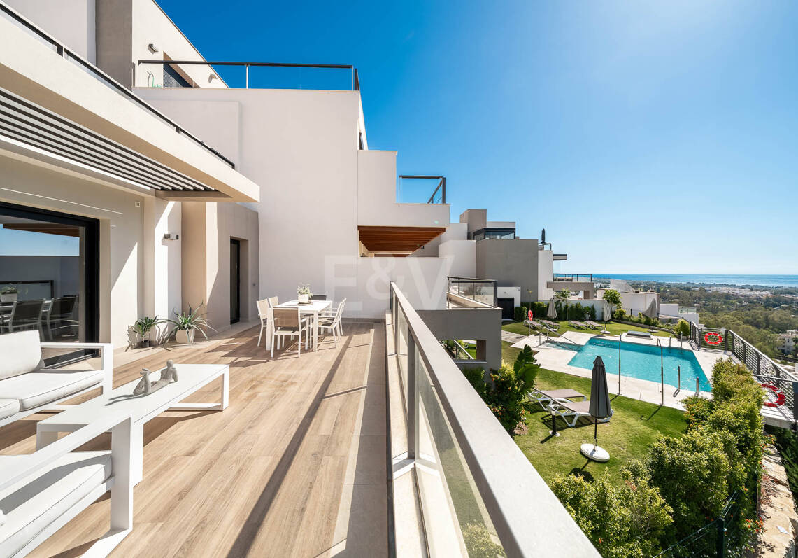 Penthouse de luxe de style contemporain avec vue panoramique sur la mer à Nueva Andalucía