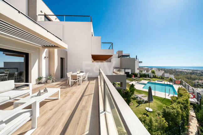 Penthouse de luxe de style contemporain avec vue panoramique sur la mer à Nueva Andalucía